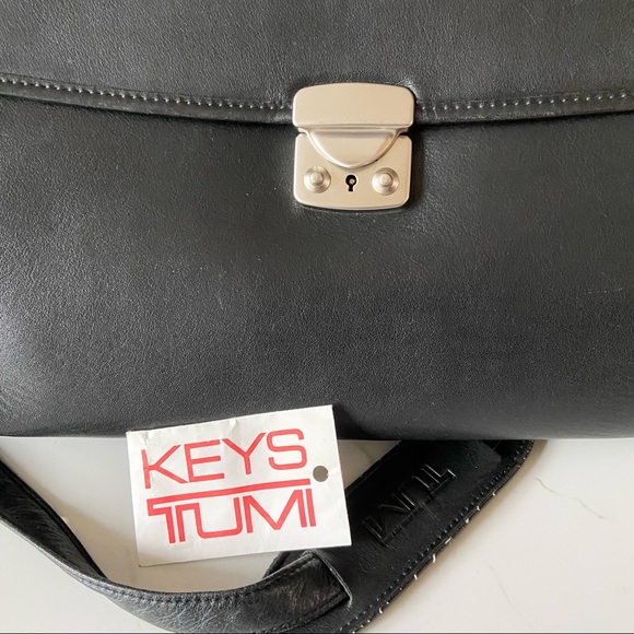 Tumi Black Leather Crossbody Messenger Bag Lock and Keys included. - Picture 4 of 12